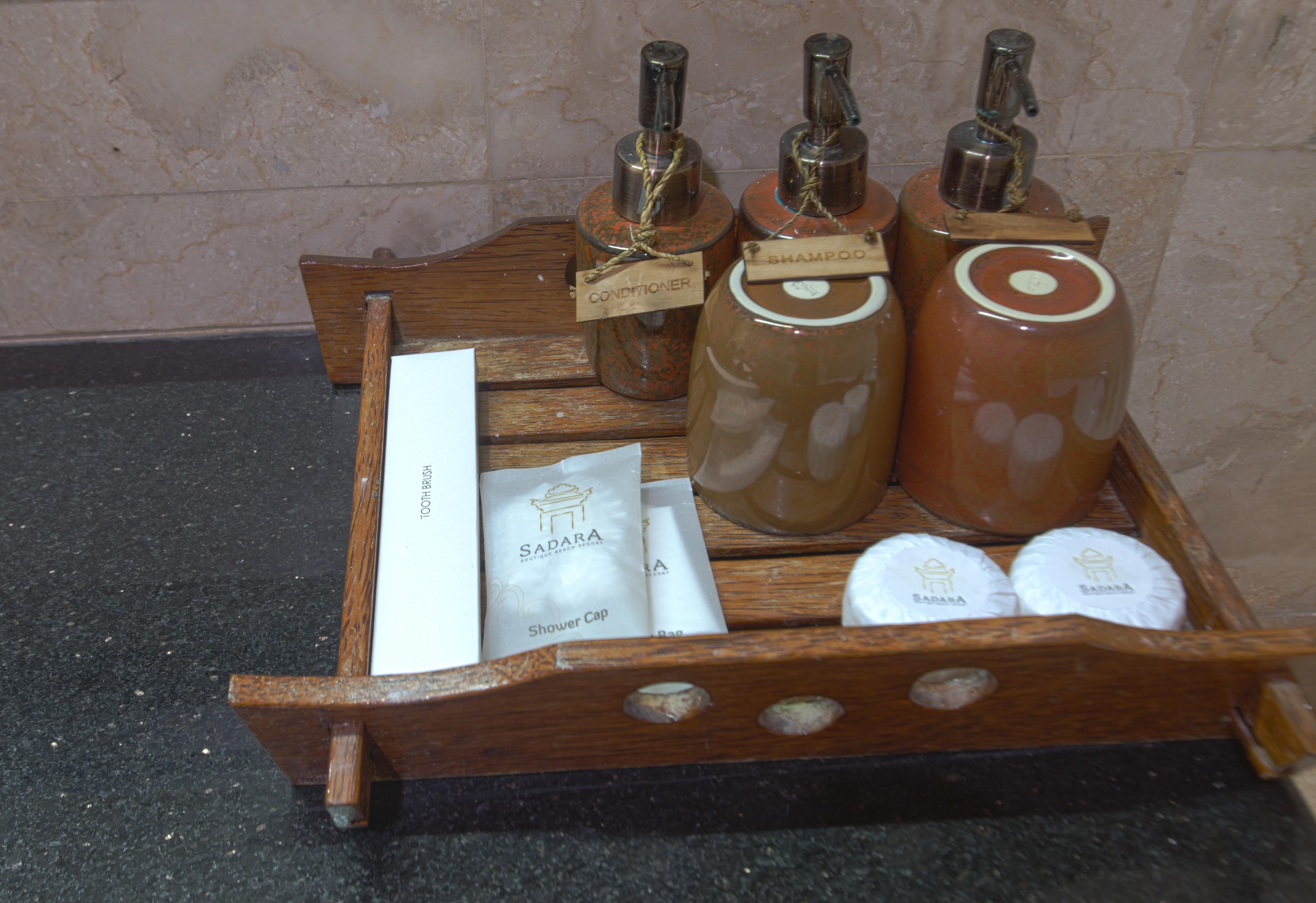 赛达拉精品海滩度假村 努沙杜瓦 外观 照片 Soap and shampoo dispensers in a hotel bathroom