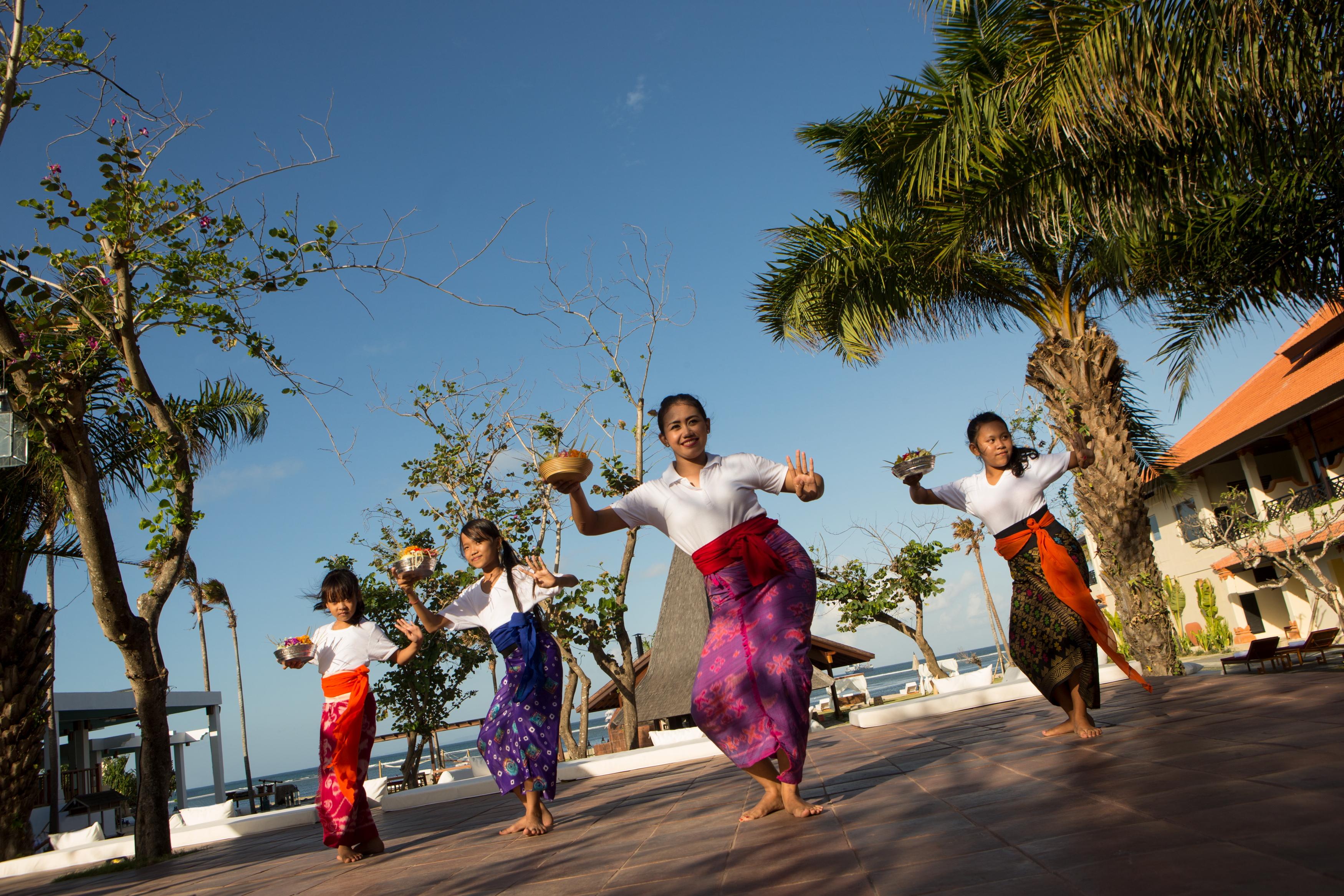 赛达拉精品海滩度假村 努沙杜瓦 外观 照片 A traditional dance in Myanmar