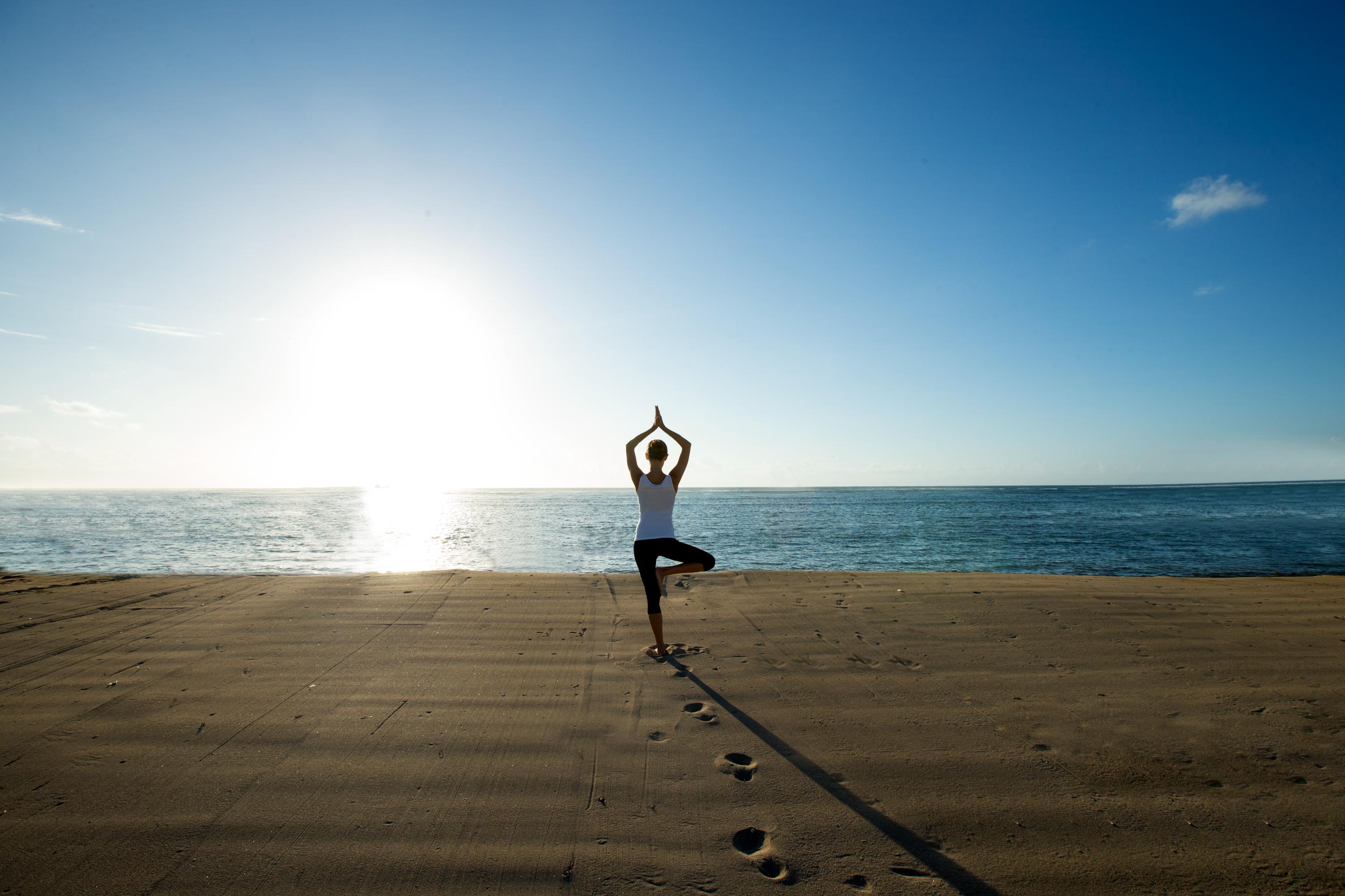 赛达拉精品海滩度假村 努沙杜瓦 外观 照片 A person practicing yoga