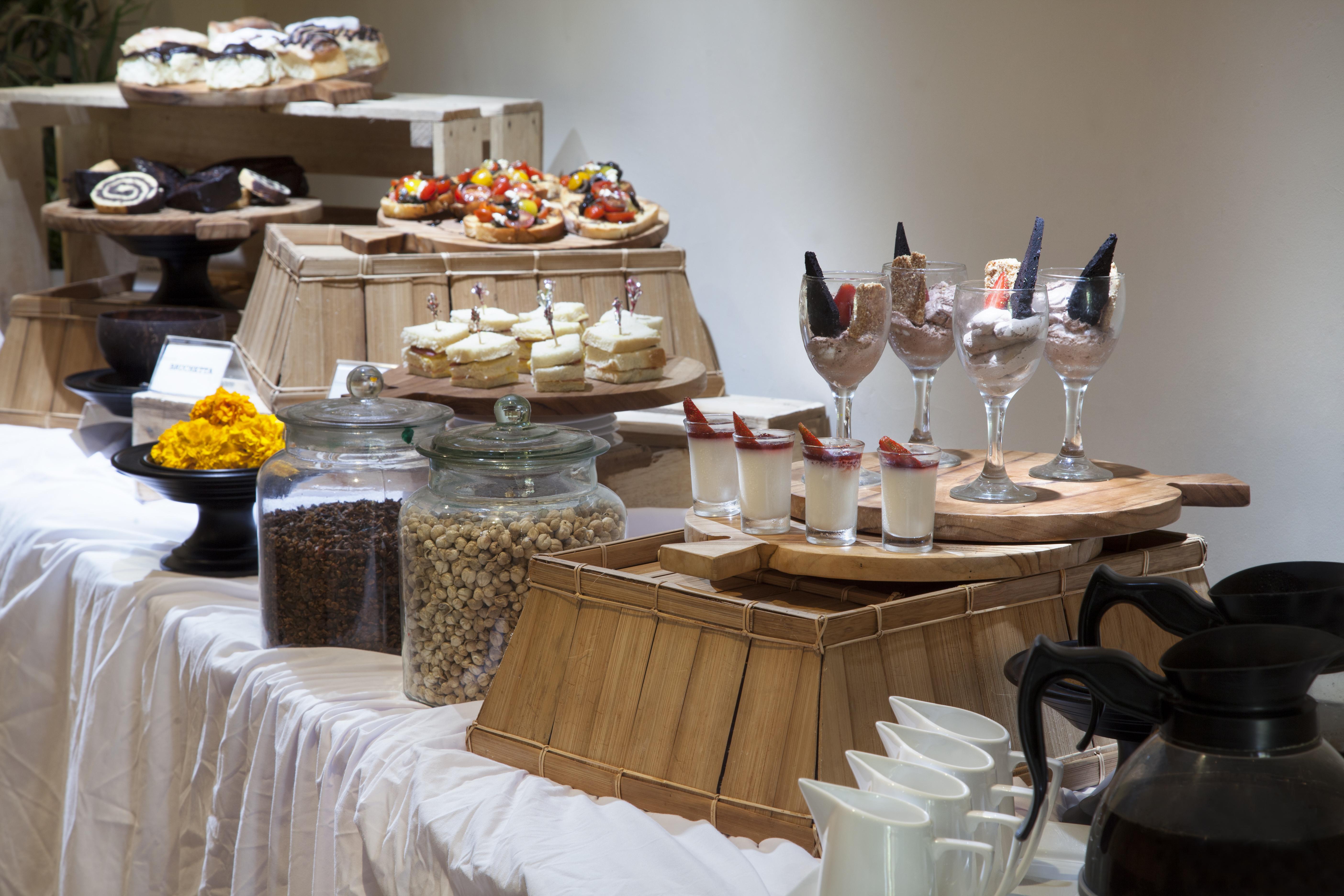 赛达拉精品海滩度假村 努沙杜瓦 外观 照片 A dessert buffet