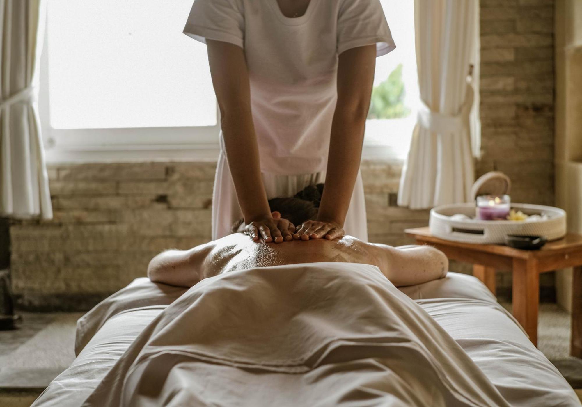 赛达拉精品海滩度假村 努沙杜瓦 外观 照片 A massage therapist working on a patient